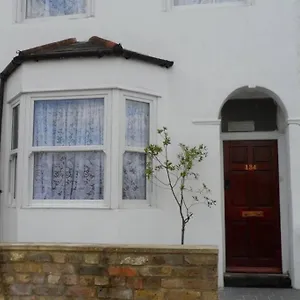 lovely-1-bedroom-studio-flat.brighton-hotels-england.com/