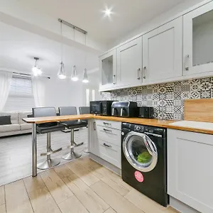 Bromley Serviced - Beckenham Place Park - - 2 Bed House - Free Parking - 2 Beds 1 Sofabed Apartment