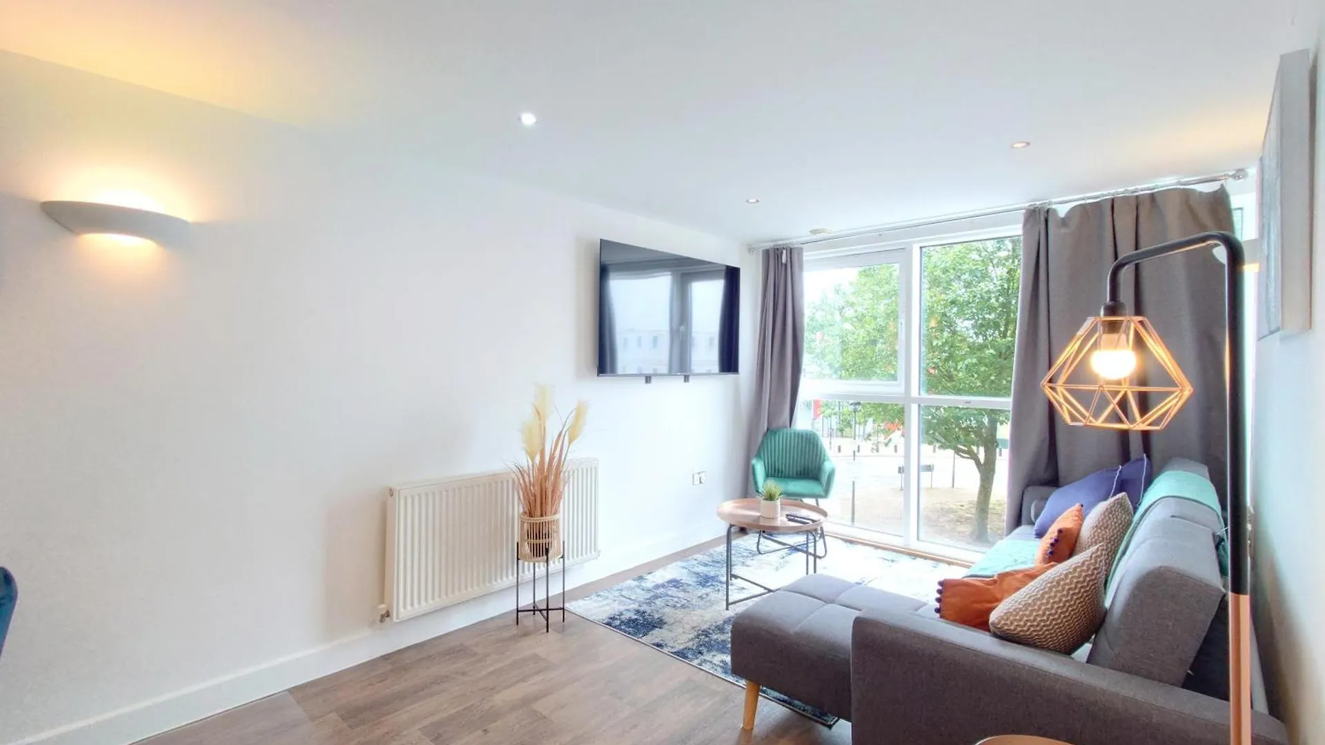 Two Bed Serviced Apartment By London Docklands